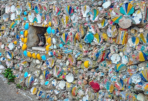 Immagine con muro, conchiglie, giallo, colori, finestra, rosso, azzurro, bianco, erba, verde, pietre, celeste, parete