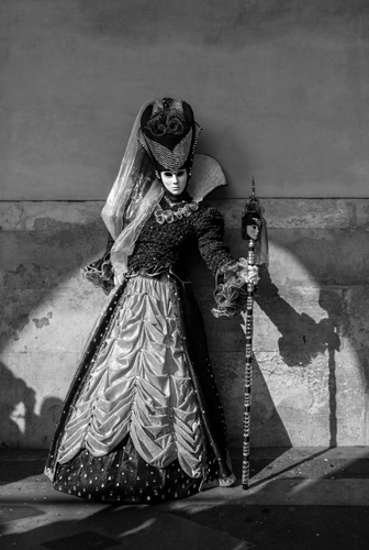 Immagine con maschera, carnevale, bastone, bianconero, cappello, costume, ombra, vestito, venezia