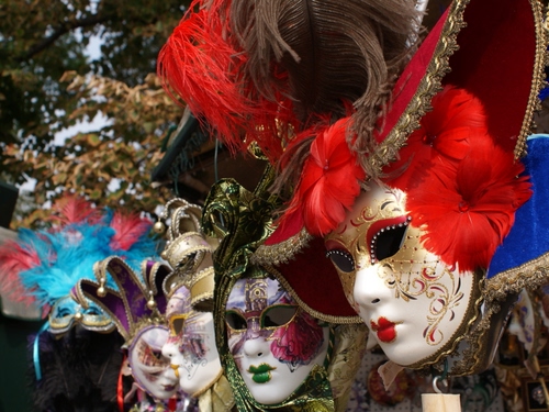 Immagine con maschere, carnevale, piume, rosso, venezia, cappello, colori, cappelli