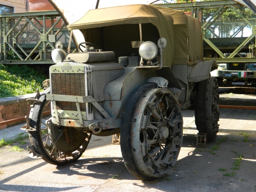 Immagine con ruote, fari, ponte, grigio, militare, auto, verde, automobile, jeep, volante, ferro, fuoristrada, radiatore, trattore, fanali, mezzo