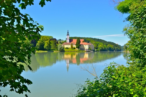 Immagine con verde, lago, campanile, alberi, riflesso, acqua, chiesa, foglie, castello, piante