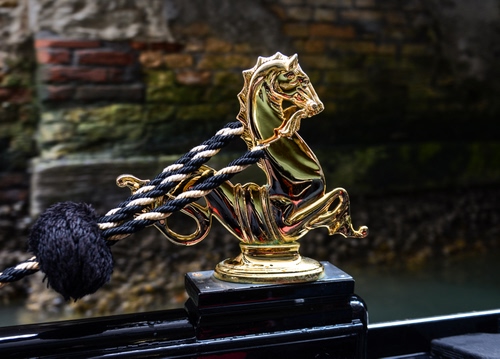 Immagine con cavallo, oro, corda, vetro, gondola, muro, nero, venezia, nodo
