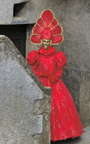 Immagine con rosso, maschera, muro, carnevale, oro, cappello, costume, vestito