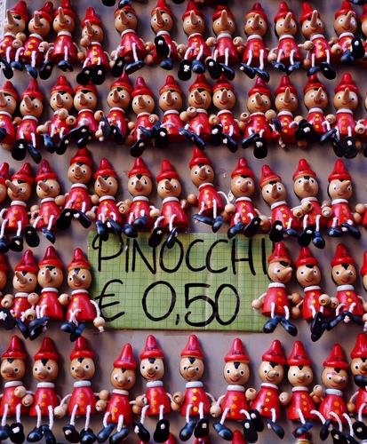 Immagine con rosso, pinocchio, prezzo, pinocchi, legno, burattini, burattino, vetrina, vendita, cappelli