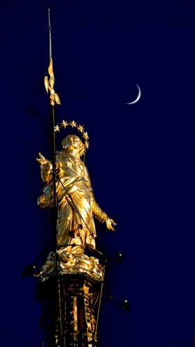 Immagine con luna, statua, oro, madonnina, cielo, stelle, corona, milano, notturno, notte, lancia, madonna, sera, dorata, blu, duomo