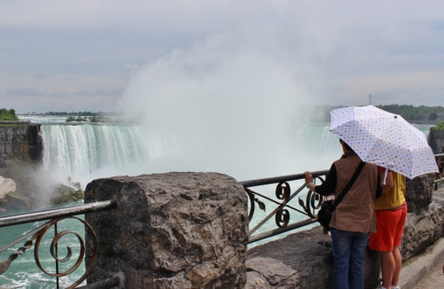 Immagine con ombrello, cascata, acqua, persone, ringhiera, cascate, panorama, turisti