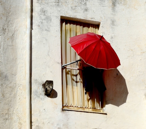 Immagine con ombrello, finestra, rosso, muro, ombra, balcone