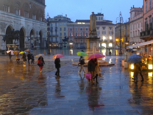 Immagine con pioggia, ombrelli, piazza, monumento, statua, persone, riflessi, luci, passanti