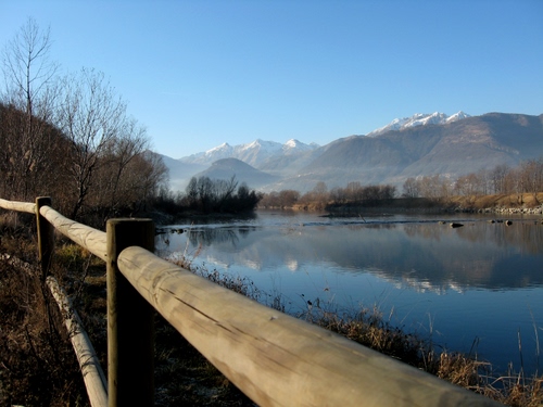 Immagine con lago, staccionata, montagna, riflesso, montagne, acqua, legno, panorama, neve