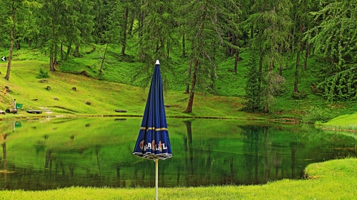 Immagine con verde, alberi, ombrellone, lago, bosco, acqua, laghetto, blu, montagna, riflessi, riflesso, erba, pini, ombrello