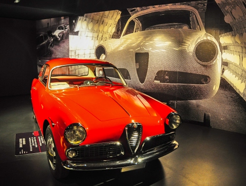 Immagine con auto, rosso, rossa, esposizione, fanali, fari, alfa, museo, frontale, macchina, manifesto