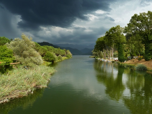 Immagine con fiume, alberi, nuvole, verde, acqua, cielo, riflessi, riflesso