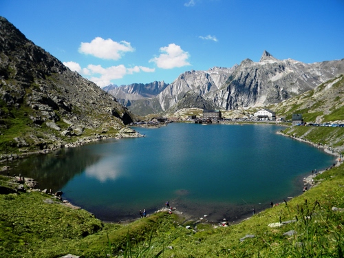 Immagine con nuvole, acqua, lago, montagna, verde, cielo, montagne, erba, azzurro, riflesso, rocce, panorama, rifugio, riflessi