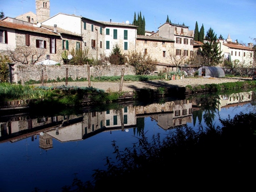 Immagine con alberi, case, finestre, riflesso, fiume, acqua, canale, riflessi, campanile, verde, cielo, pali, azzurro, scorcio