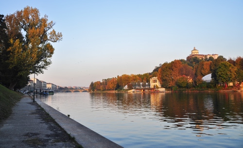 Immagine con fiume, alberi, acqua, autunno, riflesso, passeggiata, cielo, cupola, riflessi, chiesa, sentiero, banchina, ponte, strada, case