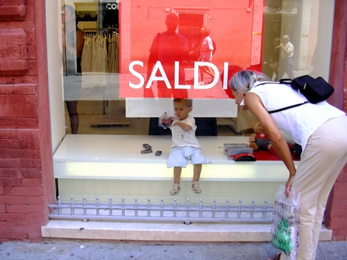 Immagine con vetrina, bambino, saldi, riflesso, donna, rosso, bimbo, signora, mamma, riflessi, gioco, negozio