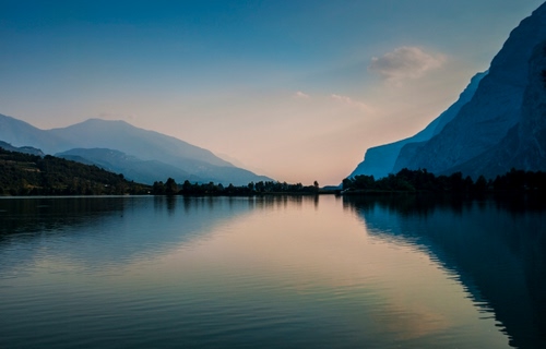Immagine con lago, acqua, montagne, alberi, riflesso, montagna, cielo, panorama, riflessi, tramonto