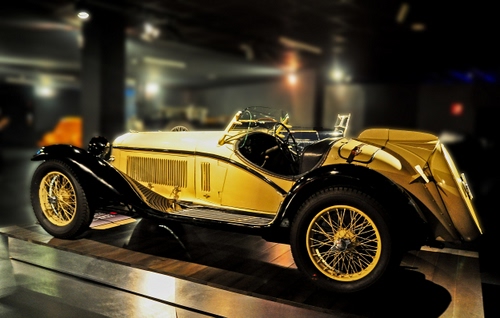 Immagine con auto, giallo, ruote, gialla, automobile, epoca, antica, decappottabile, museo, pedana, sportiva