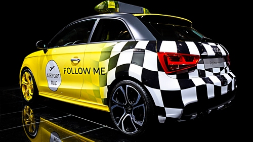 Immagine con giallo, ruote, automobile, macchina, auto, bianconero, riflesso, scacchi, quadrati, nero, bianco