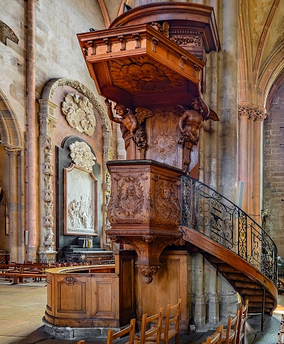 Immagine con pulpito, scala, chiesa, sedie, legno, ringhiera, interno, angeli, statue, panche, colonne, duomo, archi, sculture, gradini, scultura, corrimano, banchi, barocco