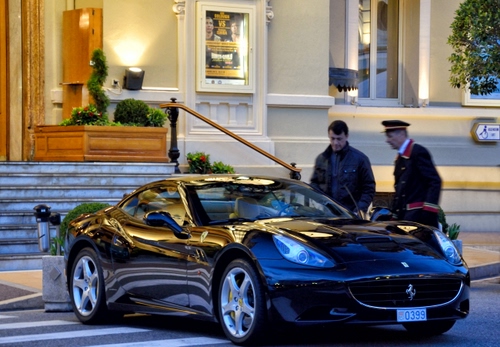 Immagine con ferrari, auto, portiere, ruote, scale, automobile, riflessi, albergo, nero, macchina, sportiva