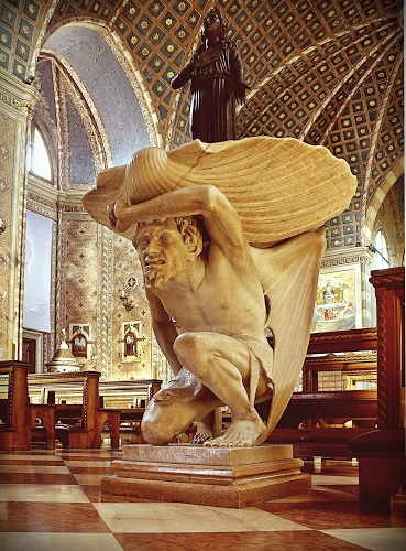 Immagine con acquasantiera, chiesa, conchiglia, statua, marmo, scultura, statue, ali, finestra, banchi, demone, panche, pavimento, archi, madonna, interno, legno, arco, volta