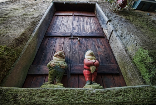 Immagine con nani, porta, legno, due, gradino, statue, portone, gnomi, prospettiva