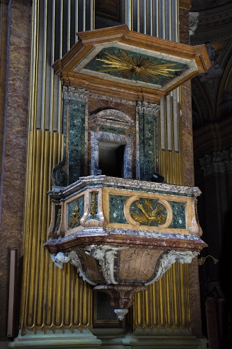 Immagine con pulpito, chiesa, marmo, porta, marmi, interno, oro, verde, colonne, decorazioni, sculture, baldacchino