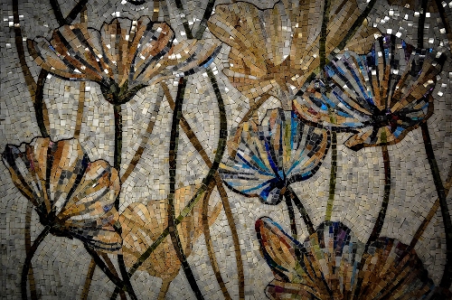 Immagine con mosaico, fiori, petali, azzurro, giallo, steli, bianco, tessere, grigio, marrone, gambi, nero, colori, blu