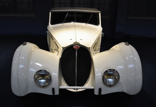 Immagine con auto, bianco, automobile, bugatti, epoca, fanali, bianca, fari, nero, parafanghi