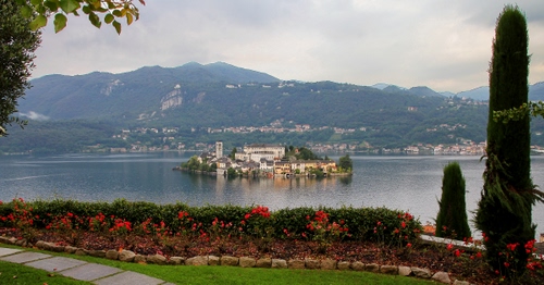 Immagine con isola, lago, montagne, fiori, panorama, alberi, montagna, aiuola