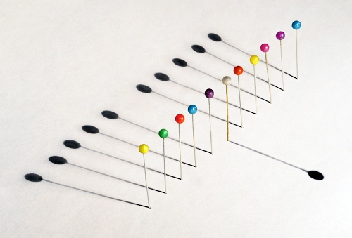 Immagine con spilli, colori, rosso, verde, bianco, giallo, ombre, nero, ombra, viola, azzurro, linee, fila, multicolore, capocchie, celeste