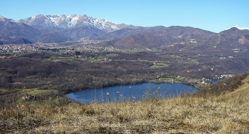 Immagine con lago, panorama, montagne, montagna, acqua, erba, azzurro, cielo