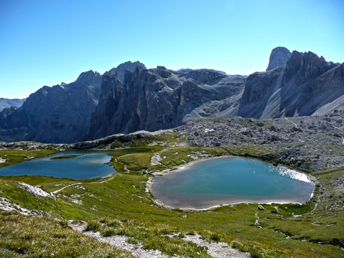 Immagine con laghi, montagne, montagna, verde, acqua, rocce, azzurro, vette, erba, panorama, cielo, laghetti