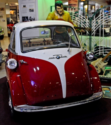 Immagine con rosso, fari, bianco, automobile, auto, bicolore, chitarra, fanali, specchietto, parabrezza, manichino, elvis, tergicristallo