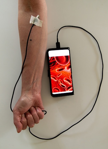 Immagine con braccio, cellulare, filo, rosso, pugno, mano, telefono, dita, cerotto, cavo, sangue, trasfusione, schermo, nero