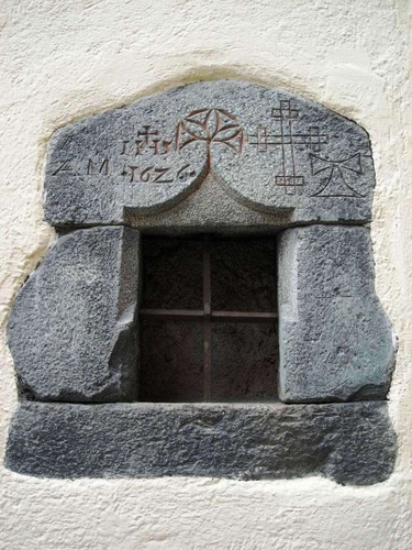 Immagine con finestra, muro, croce, pietre, incisioni, pietra, grata, bianco, croci, scritte