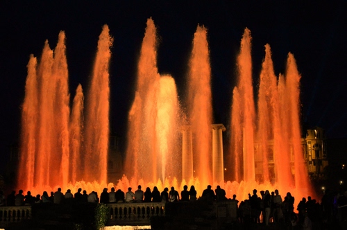 Immagine con acqua, fontana, notturno, notte, getti, rosso, luci, arancio, persone, colori