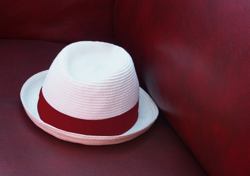 Immagine con rosso, cappello, bianco, fascia, paglia