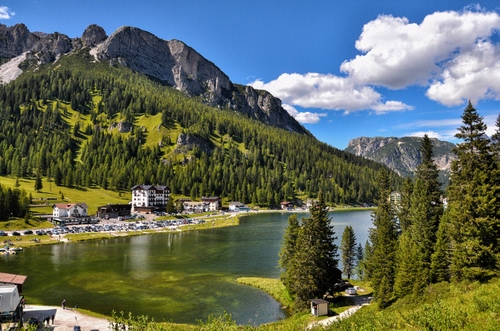 Immagine con lago, montagna, alberi, nuvole, acqua, verde, panorama, montagne, case