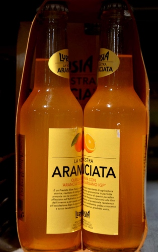 Immagine con aranciata, bottiglie, etichetta, due, etichette, bottiglia, arancio, bibita, confezione, arancione, giallo, vetro