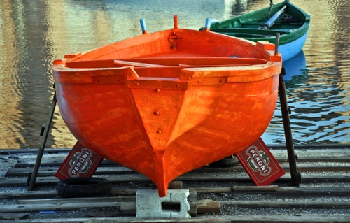 Immagine con acqua, barche, mare, riflessi, arancione, rosso, barca, verde, riflesso, due, azzurro, arancio, blu, pubblicità, remi