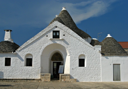 Immagine con finestre, trulli, bianco, tetti, porta, trullo, casa, alberobello, comignolo, grigio