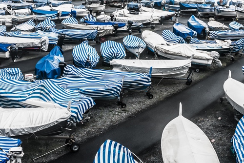 Immagine con barche, bianco, righe, blu, porto, coperte, teloni, carrelli