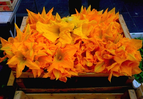 Immagine con fiori, cassetta, arancio, zucca, arancione, cibo, giallo, petali, legno, mercato