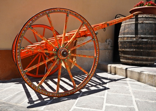Immagine con botte, ombra, ruota, carro, carretto, rosso, arancio, ruote, sicilia, arancione