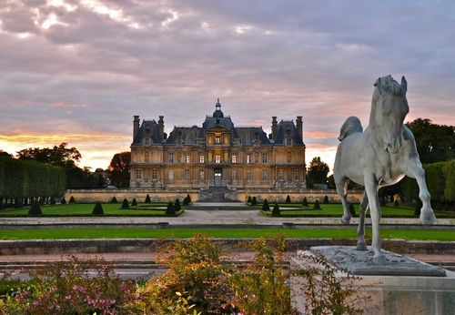 Immagine con cavallo, statua, castello, giardino, reggia, giardini, tramonto, parco, nuvole, palazzo, villa, monumento