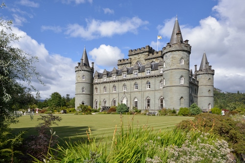 Immagine con castello, prato, torri, nuvole, verde, parco, cielo, finestre