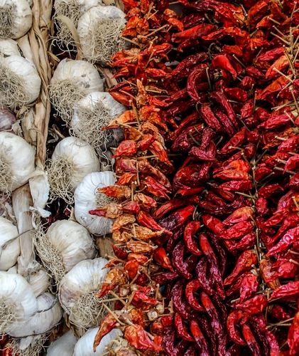 Immagine con rosso, aglio, bianco, peperoncino, peperoncini, spezie, ortaggi, cibo, bicolore