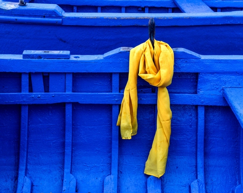 Immagine con giallo, barca, blu, sciarpa, bicolore, azzurro, legno, foulard